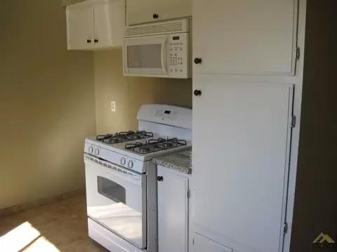 209 E Harding Ave, Bakersfield, CA 93308 photo 3