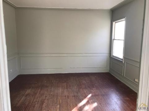 300 Tyler St, Taft, CA 93268 photo 4