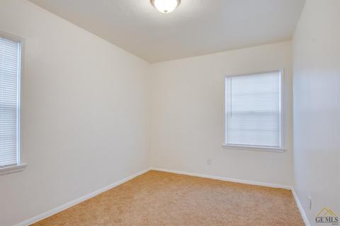 112 E Lucard St, Taft, CA 93268 photo 9