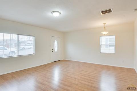 112 E Lucard St, Taft, CA 93268 photo 4