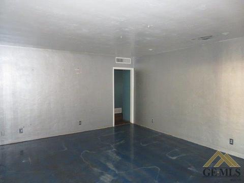108 E Warren St, Taft, CA 93268 photo 4