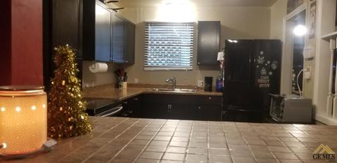 415 Walnut St, Shafter, CA 93263 photo 4