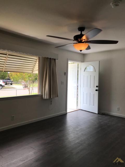 323 Easter St, Bakersfield, CA 93307 photo 4