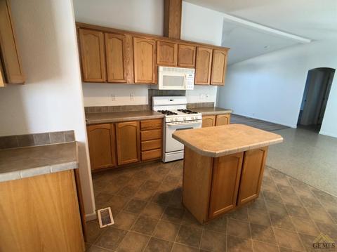 701 Crystal St, Taft, CA 93268 photo 7