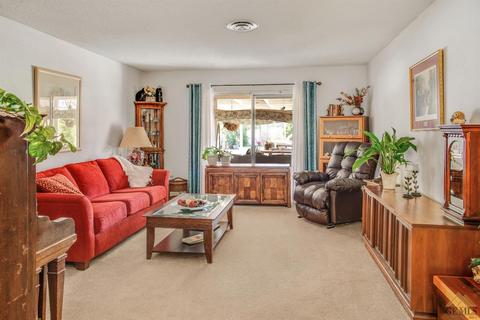 217 E Warren St, Taft, CA 93268 photo 4