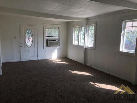 407 Tyler St, Taft, CA 93268 photo 2