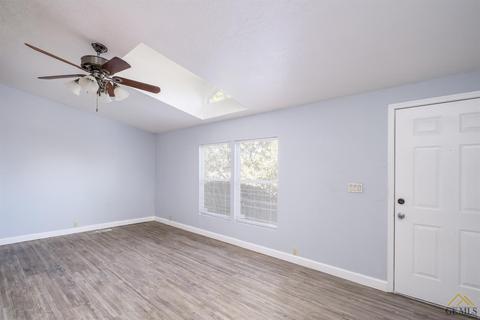 6305 Springbrook Dr, Bakersfield, CA 93307 photo 4