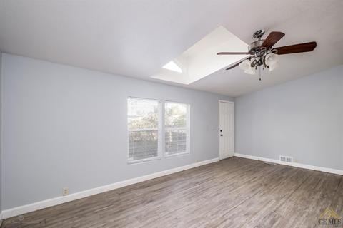 6305 Springbrook Dr, Bakersfield, CA 93307 photo 3