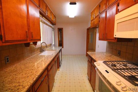 301 Plumtree Dr, Arvin, CA 93203 photo 2