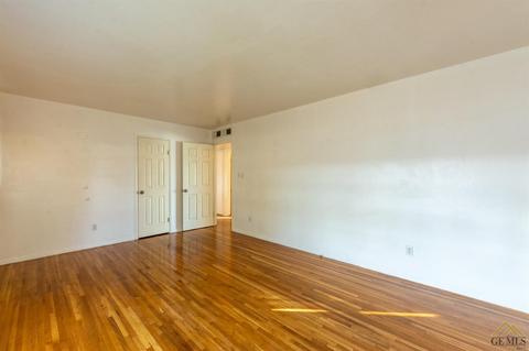 106 E Calvin St, Taft, CA 93268 photo 5