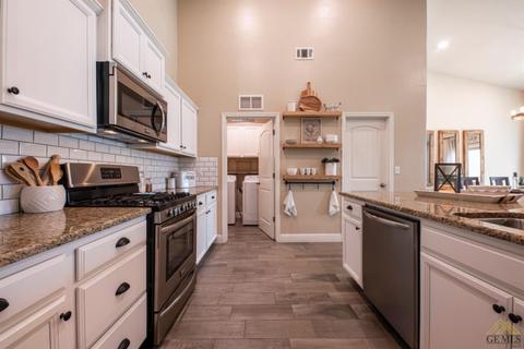 9117 Red Pine Dr, Shafter, CA 93263 photo 4