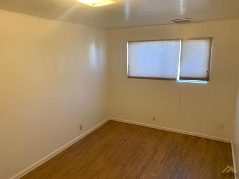 219 E St, Taft, CA 93268 photo 4