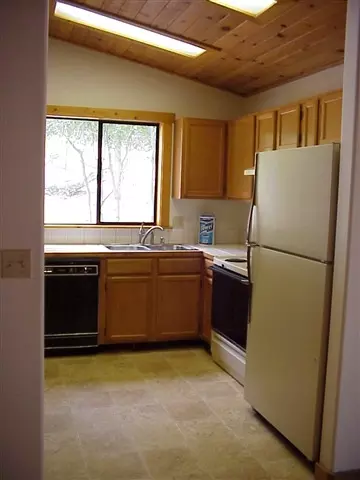 12056 Pine Forest Rd, Truckee, CA 96161 photo 2