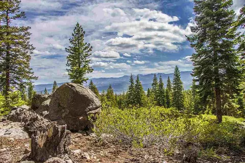 8306 Valhalla Dr, Truckee, CA 96161 photo 2
