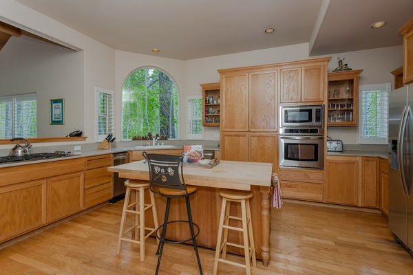 127 Basque, Truckee, CA 96161 photo 2
