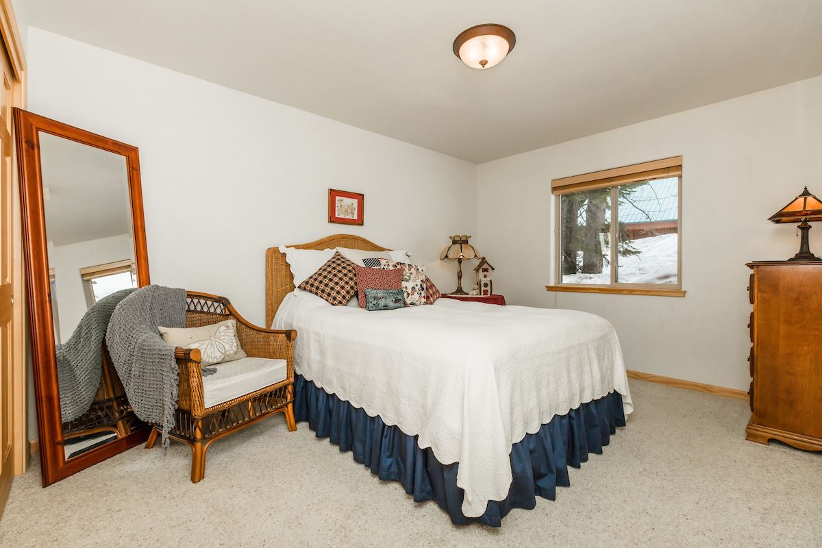 13065 Ski View Loop, Truckee, CA 96161 photo 9