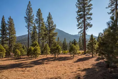 8119 Valhalla Dr, Truckee, CA 96161 photo 1