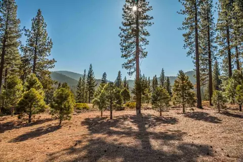 8119 Valhalla Dr, Truckee, CA 96161 photo 2