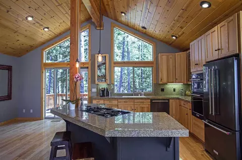 12600 Bernese Ln, Truckee, CA 96161 photo 2