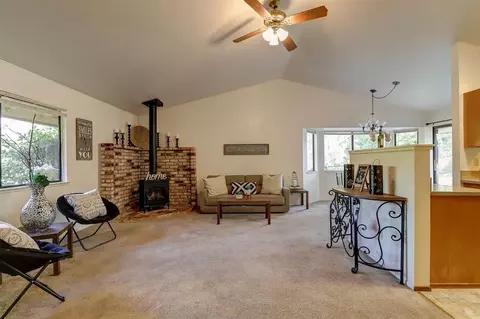 185 Celesta Dr, Grass Valley, CA 95945 photo 4