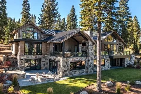 8376 Valhalla Dr, Truckee, CA 96161