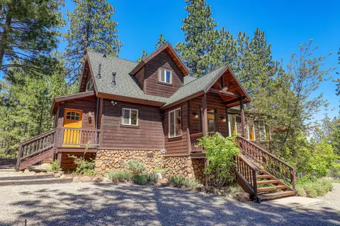 16585 Robertson Rd, Truckee, CA 96161