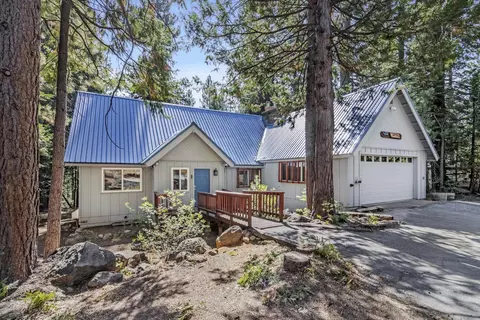 41158 Skyline Dr, Emigrant Gap, CA 95715