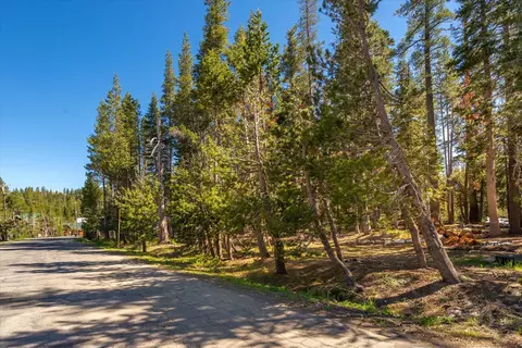 6626 Yuba Dr, Soda Springs, CA 95728