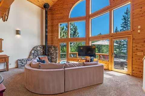 10865 Mougle Ln, Truckee, CA 96161