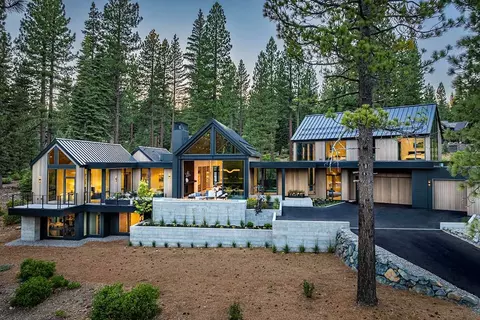 8233 Valhalla Dr, Truckee, CA 96161