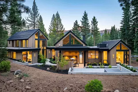 8233 Valhalla Dr, Truckee, CA 96161 photo 2
