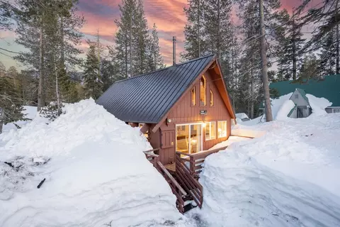 7340 Cascade Rd, Soda Springs, CA 95728