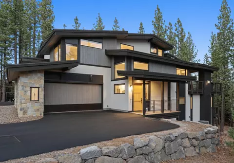 10316 Shady Ln, Truckee, CA 96161
