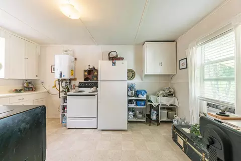 Kitchen - 208 Railroad Ave, Loyalton, CA 96118 photo 4 of 5
