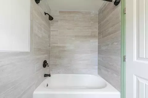 Bath - 208 Railroad Ave, Loyalton, CA 96118 photo 2 of 3