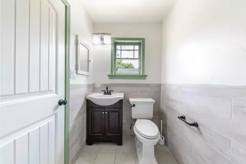 Bath - 208 Railroad Ave, Loyalton, CA 96118 photo 1 of 3