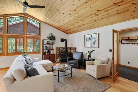 10493 Iris Rd, Truckee, CA 96161 photo 3