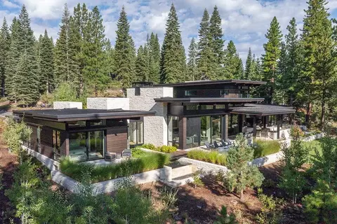 8720 Boscobel Ct, Truckee, CA 96161