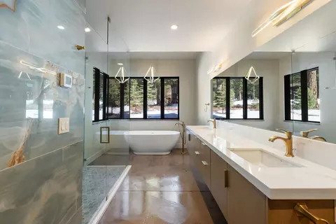Bath - 11761 Bottcher Loop, Truckee, CA 96161 photo 4 of 4