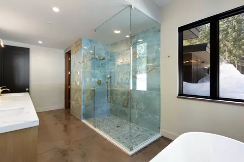 Bath - 11761 Bottcher Loop, Truckee, CA 96161 photo 3 of 4