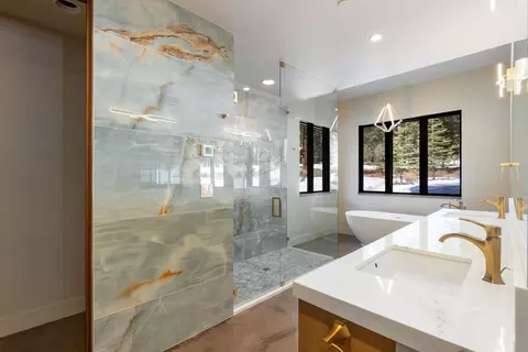 Bath - 11761 Bottcher Loop, Truckee, CA 96161 photo 2 of 4