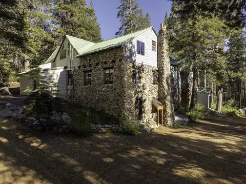 10111 Bunny Hill Rd, Soda Springs, CA 95728