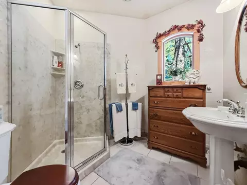 Bath - 70 Cassidy Dr, Clio, CA 96106 photo 3 of 4