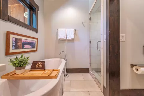 Bath - 11090 Henness Rd, Truckee, CA 96161 photo 3 of 5