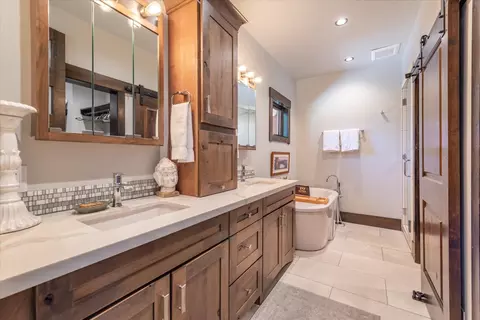 Bath - 11090 Henness Rd, Truckee, CA 96161 photo 2 of 5