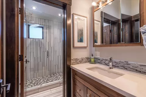Bath - 11090 Henness Rd, Truckee, CA 96161 photo 4 of 5