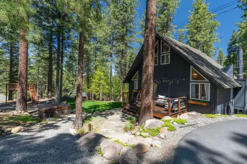 10146 Surrey Pl, Truckee, CA 96161
