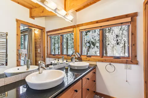 Bath - 1606 Deer Path, Truckee, CA 96161 photo 2 of 3