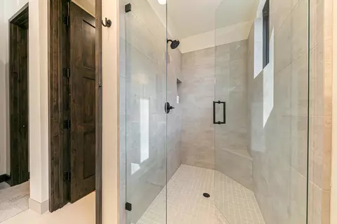 Bath - 10256 Modane Pl, Truckee, CA 96161 photo 3 of 6