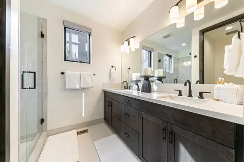 Bath - 10256 Modane Pl, Truckee, CA 96161 photo 2 of 6